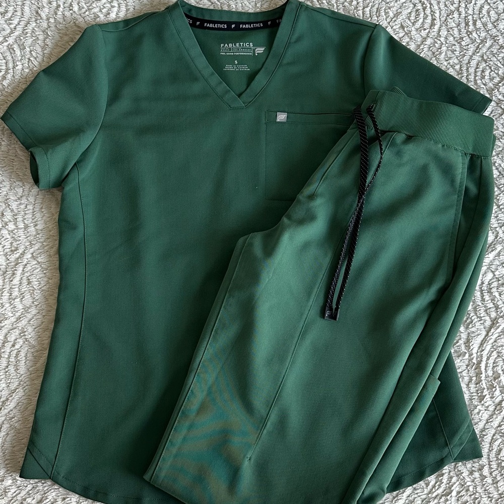 Fabletics scrubs size small (pants are small short). Color is hunter green.